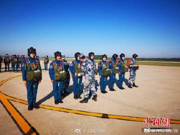 解“玉兔臨凡佳人戲”打一正確生肖